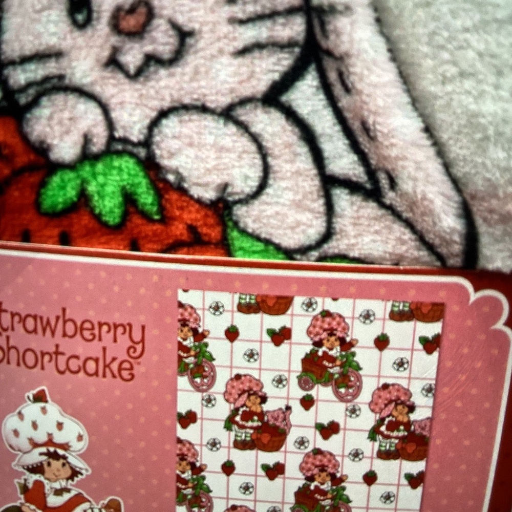 New a Strawberry Shortcake Throw 50x70